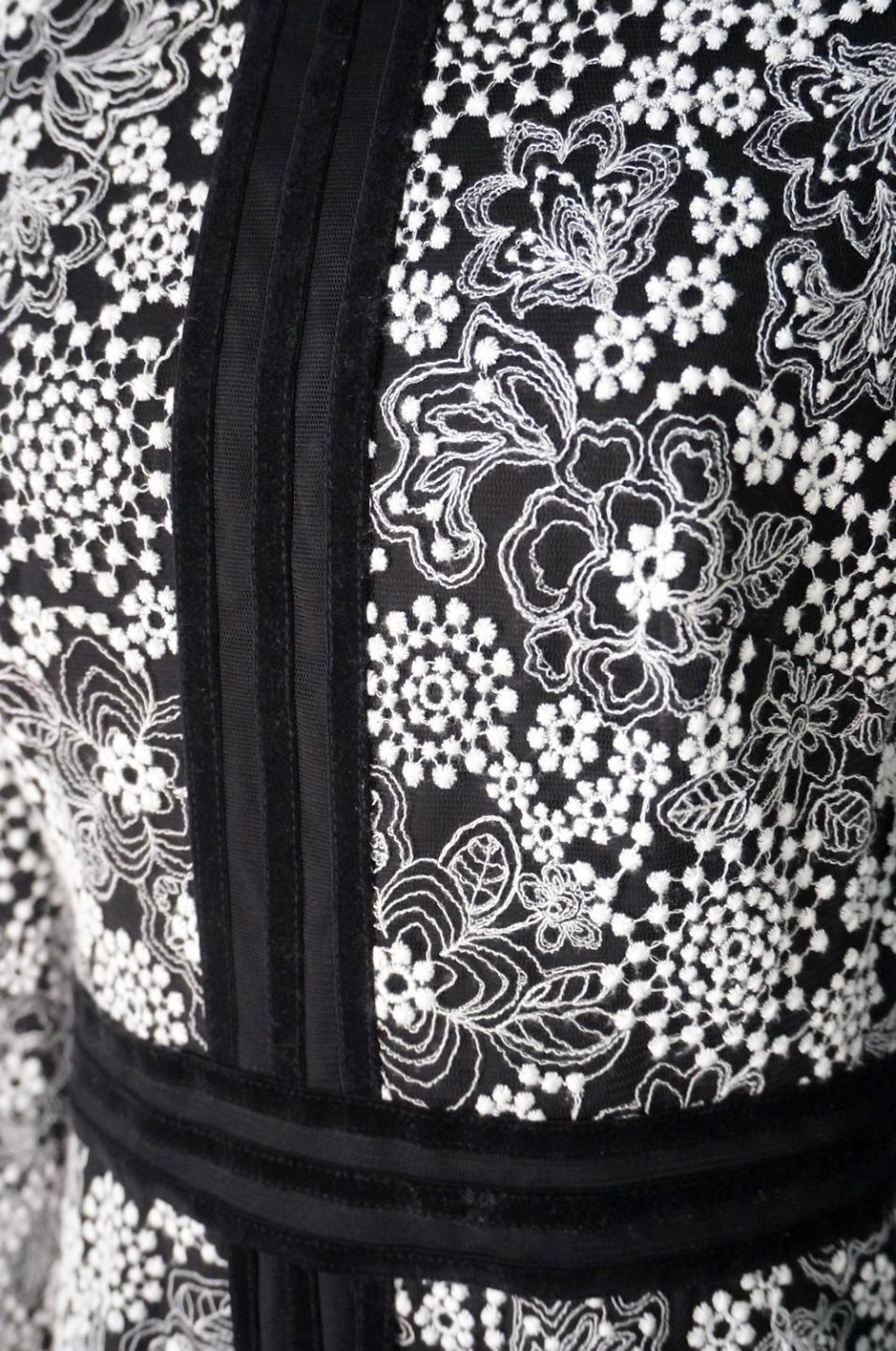 TADASHI SHOJI 白刺繍の長袖ロングドレス